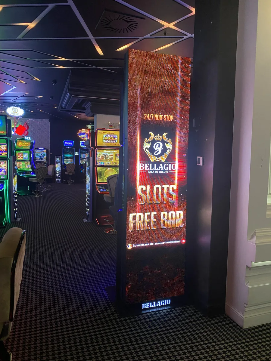 Totem cu ecran LED vertical montat în interiorul unei săli de joc