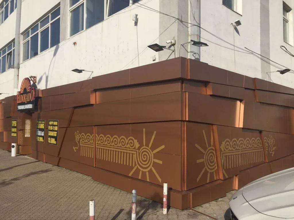 Fațadă de colț în nuanță de cupru, cu motive decorative decupate CNC — Lartek Grup