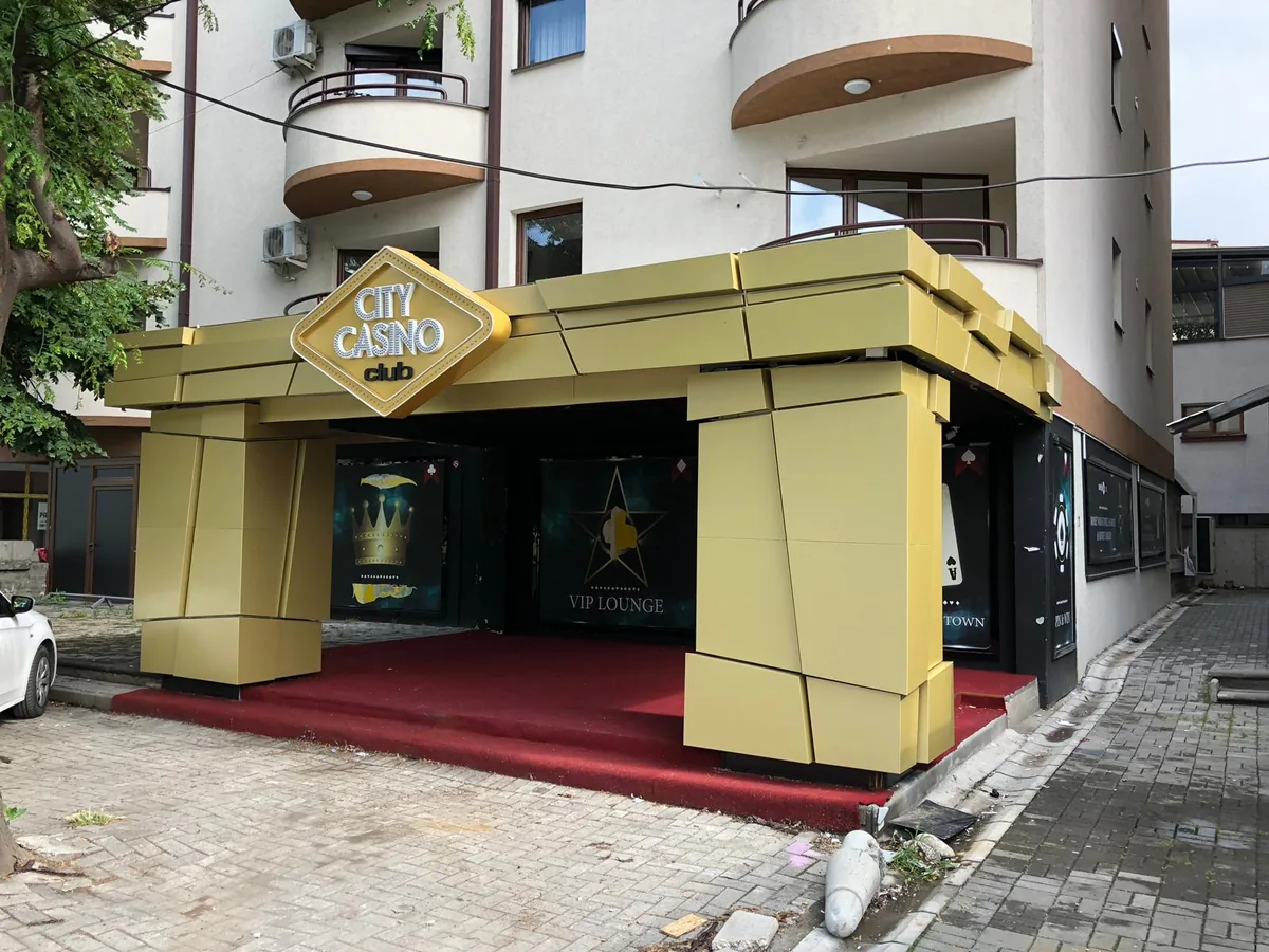 Fațadă luminoasă realizată de Lartek Grup — proiect