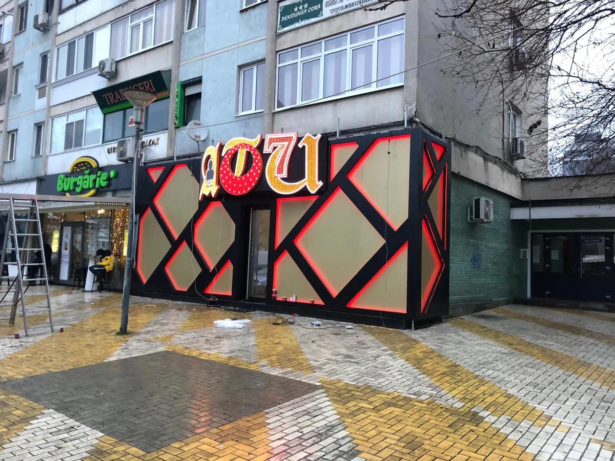 Fațadă luminoasă realizată de Lartek Grup — proiect