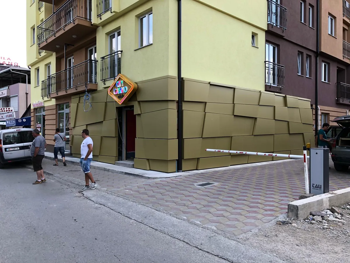 Fațadă luminoasă realizată de Lartek Grup — proiect