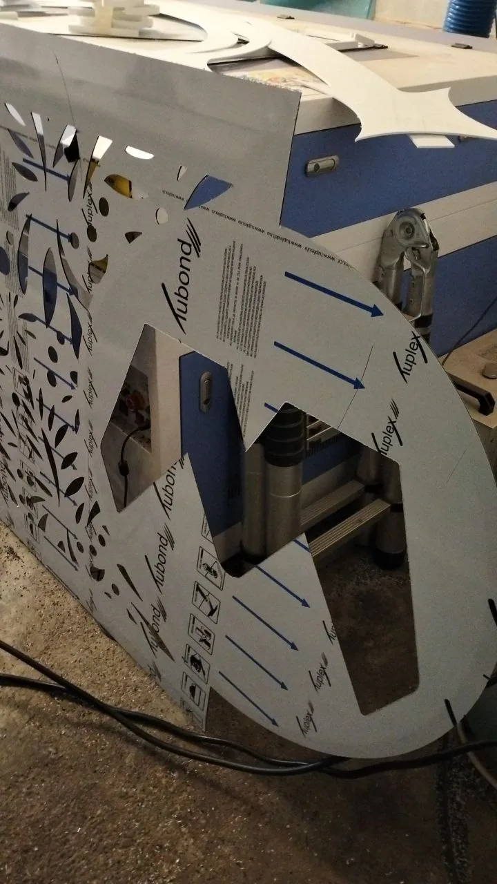 Panou rotund din compozit decupat pe CNC cu model floral perforat, în atelier — Lartek Grup