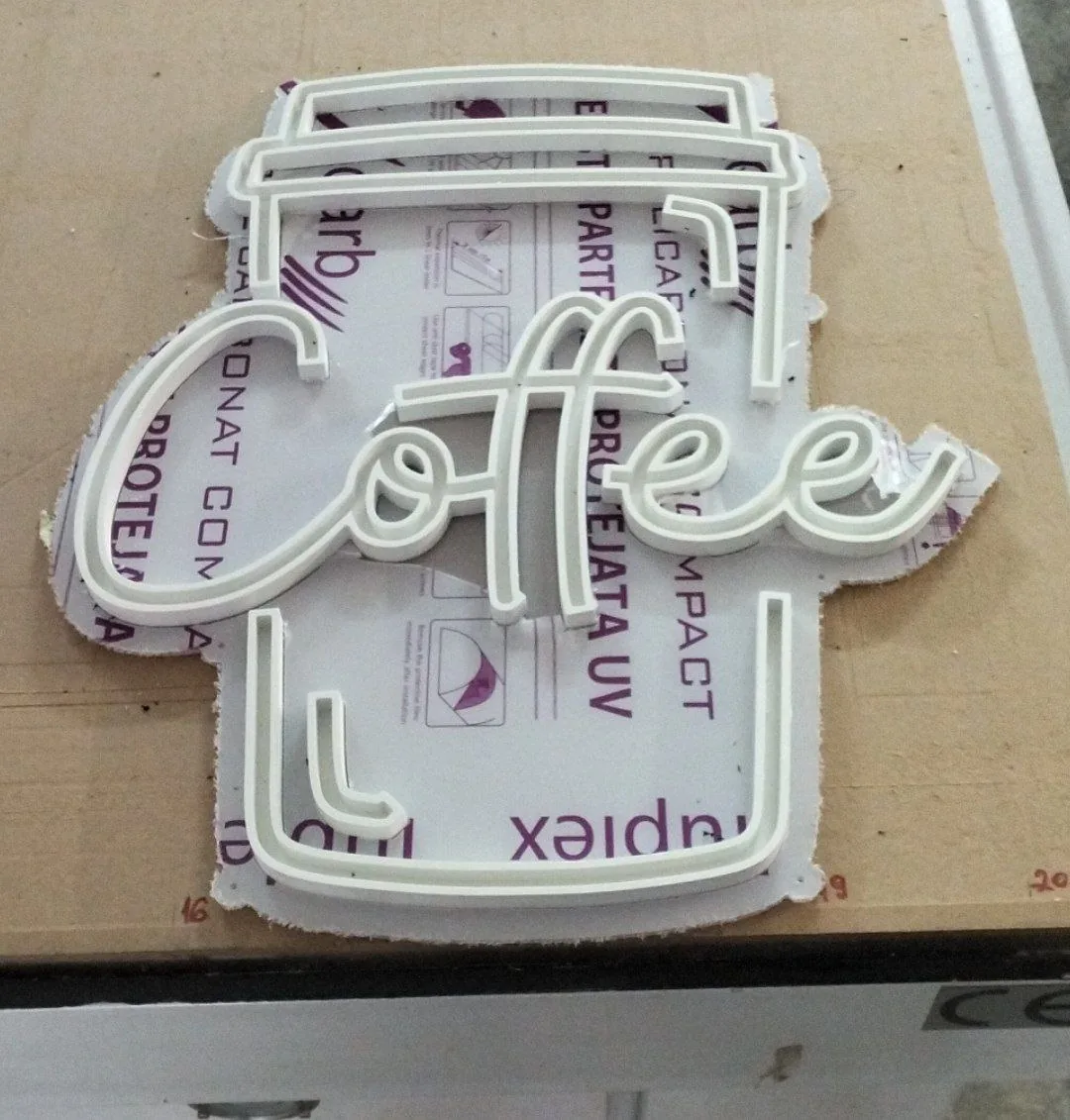 Reclamă Coffee cu neon flexibil montat pe suport din policarbonat decupat pe CNC — Lartek Grup