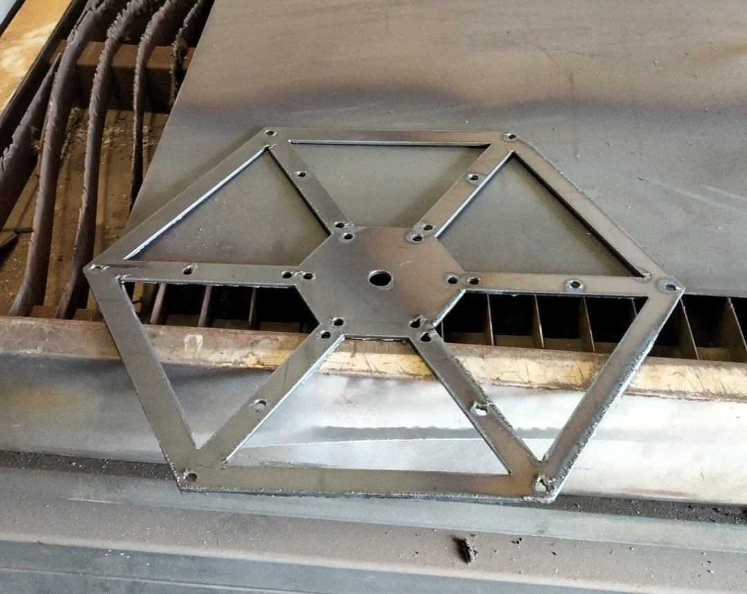 Cadru metalic hexagonal debitat, structura de prindere a panourilor de fațadă — Lartek Grup