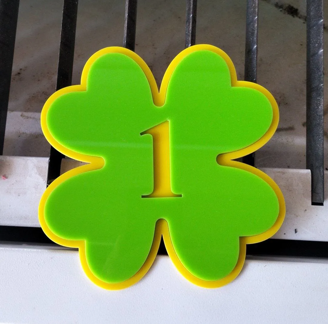 Element publicitar în formă de trifoi cu cifra 1, din plexiglas verde pe suport galben, decupat pe CNC — Lartek Grup