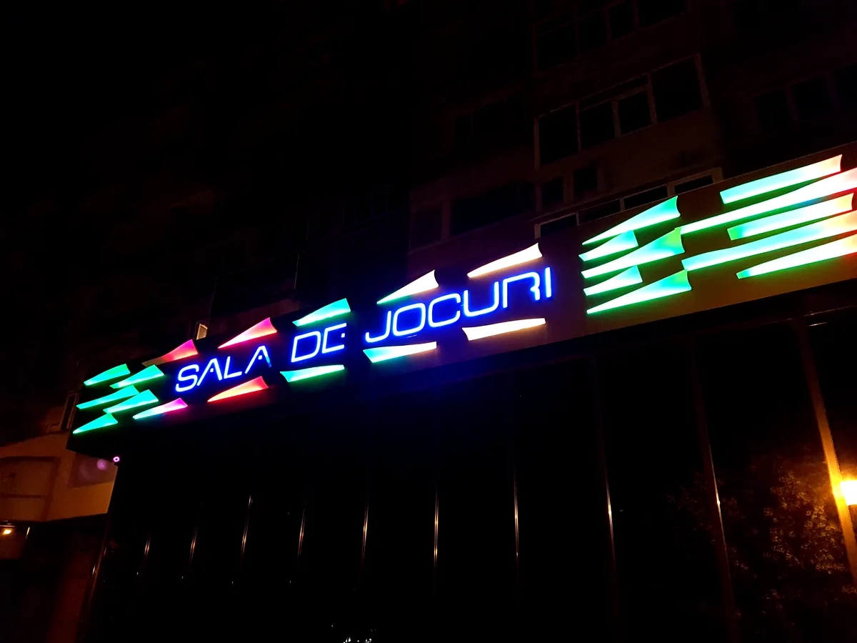 Reclamă luminoasă produsă de Lartek Grup — proiect