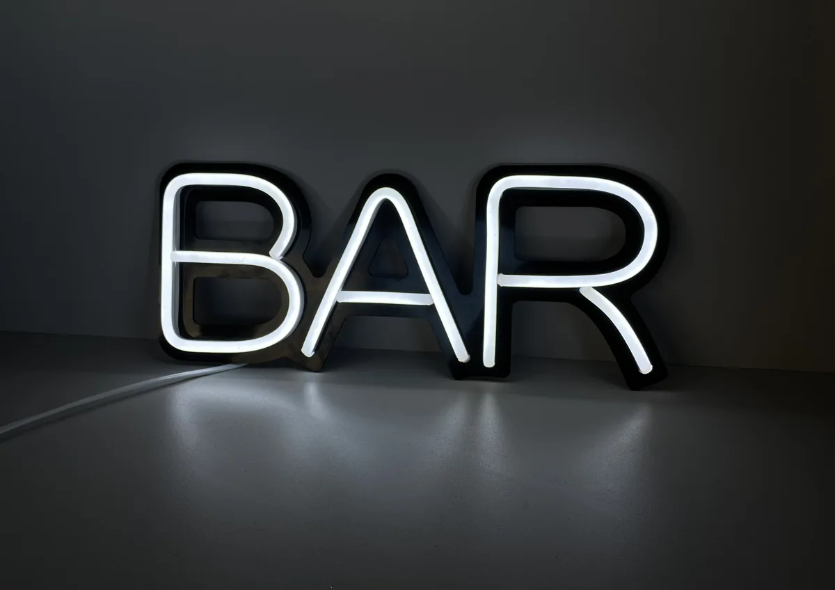 Reclamă neon OPEN — lucrare Lartek Grup
