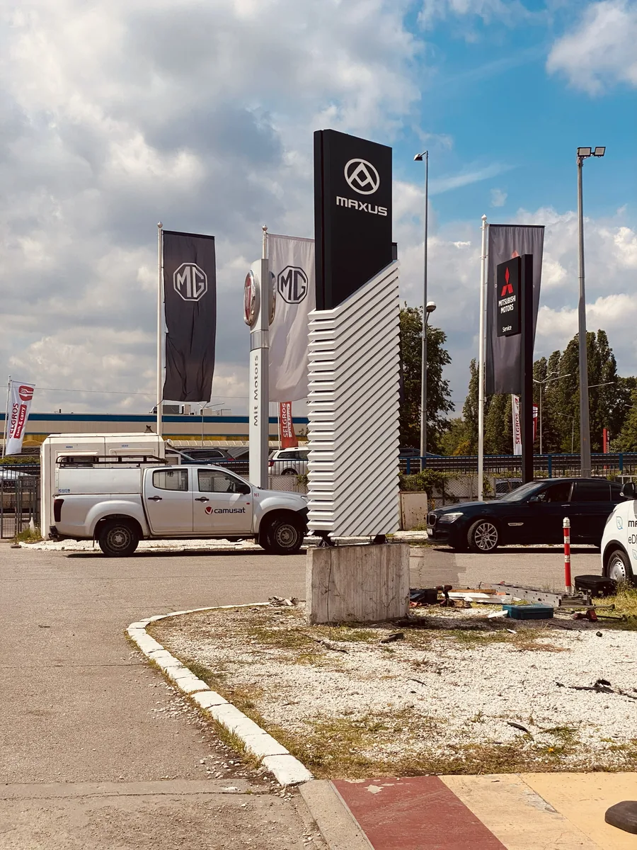 Totem publicitar luminos — Lartek Grup — proiect