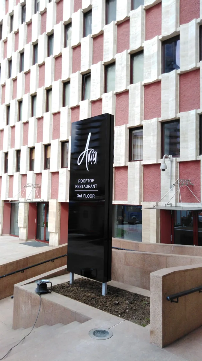 Totem publicitar luminos — Lartek Grup — proiect